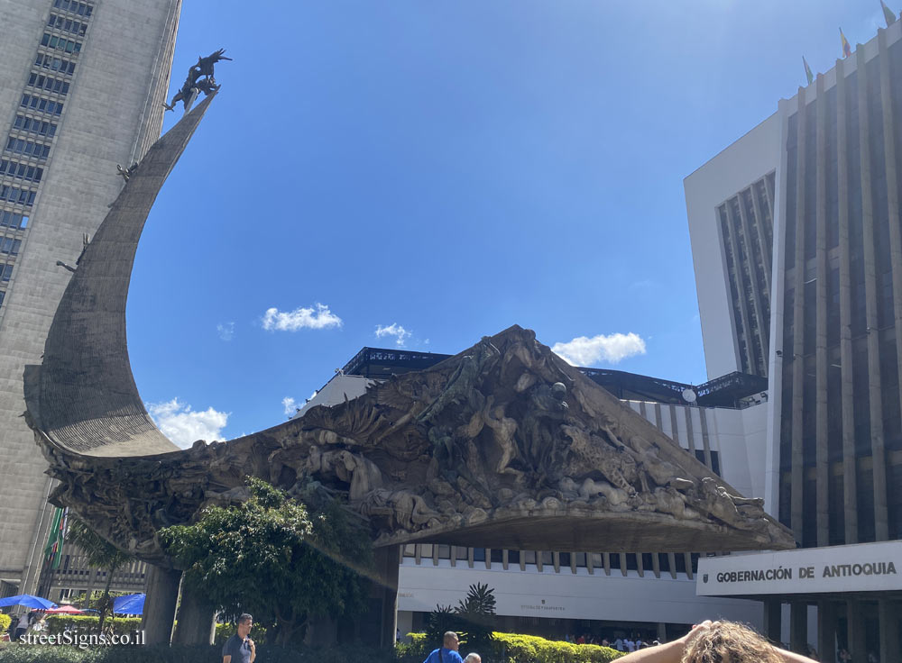 Medellin - "Monumento a la Raza" outdoor sculpture by Rodrigo Arenas Betancourt - Cl. 42 #52106, La Candelaria, Medellín, La Candelaria, Medellín, Antioquia, Colombia