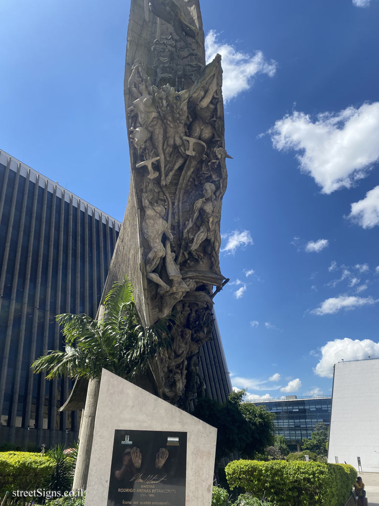 Medellin - "Monumento a la Raza" outdoor sculpture by Rodrigo Arenas Betancourt - Cl. 42 #52106, La Candelaria, Medellín, La Candelaria, Medellín, Antioquia, Colombia