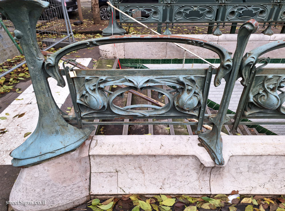 Guimard small entrance