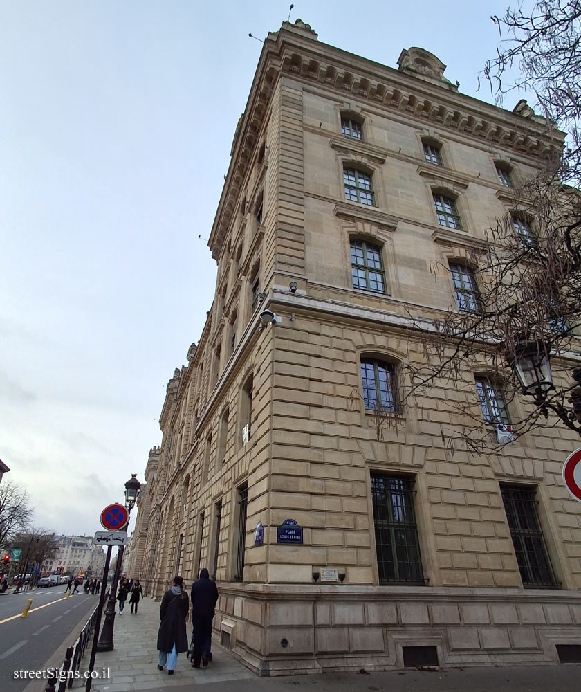 Paris - the place where policeman Jean Montauron fell in the battles for the liberation of Paris - Cite - Parvis Notre-Dame, 75004 Paris, France