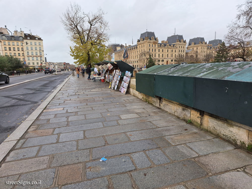 Paris - History of Paris - The booksellers of the banks of the Seine - Pont au Double, Paris, France