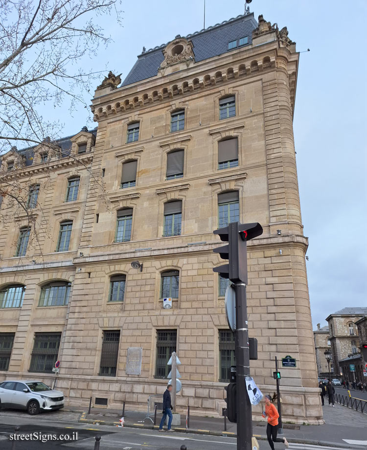 Paris - the place where General Leclerc’s message "Hold on, we are coming" was dropped - 61 Quai du Marché Neuf - Maurice Grimaud, 75004 Paris, France