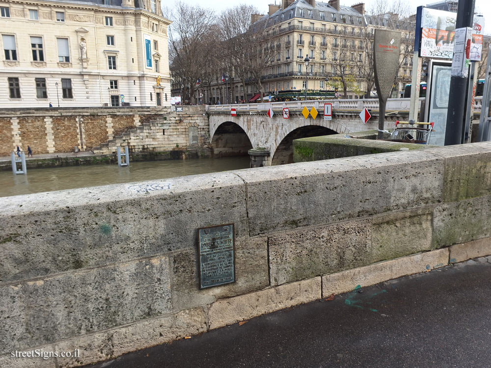 Paris - Plaque commemorating Robert S. White who tried to save a drowning woman in the Seine - Quai Saint-Michel, 75005 Paris, France