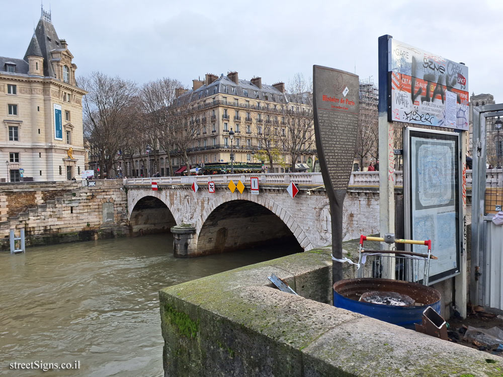 Paris - History of Paris - Water coach - 11 Quai des Grands Augustins, 75006 Paris, France