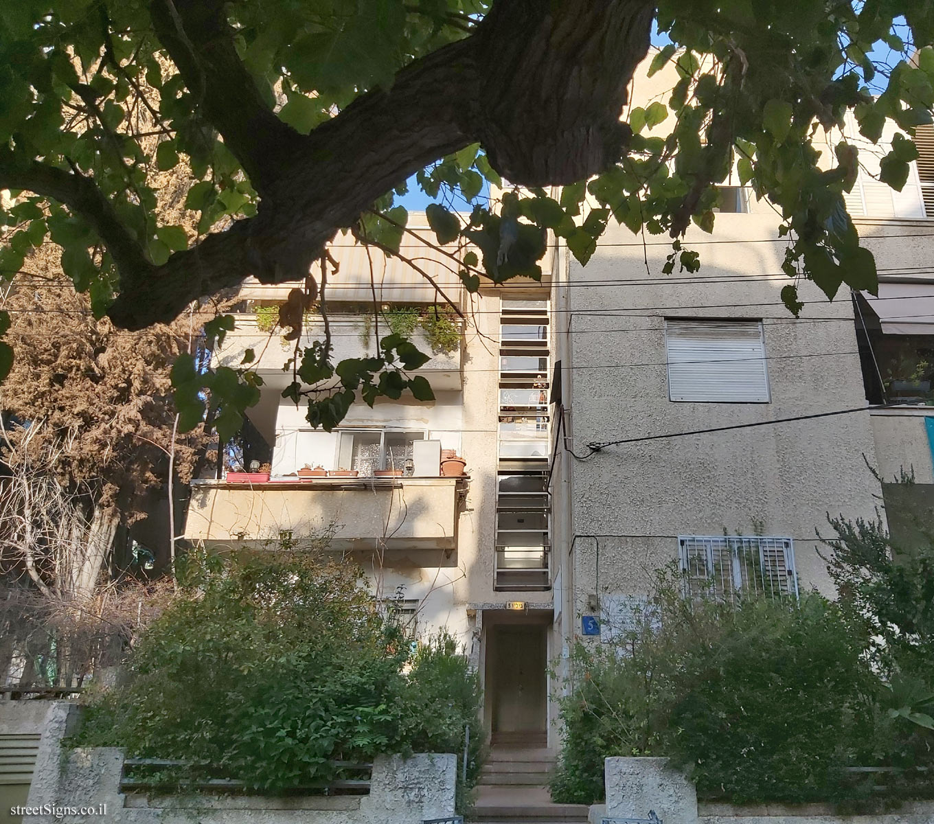 The house of Miriam Bernstein-Cohen & Michael Gor - Bilu St 5, Tel Aviv-Yafo, Israel