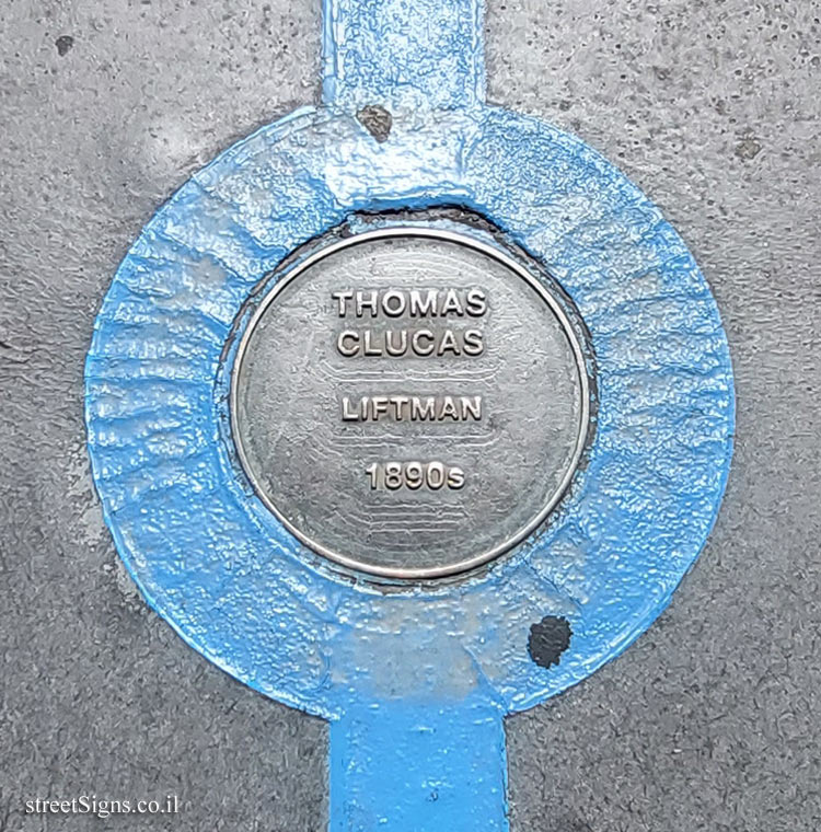 London - Tower Bridge London - The Blue Line of Fame - Thomas clucas - Liftman