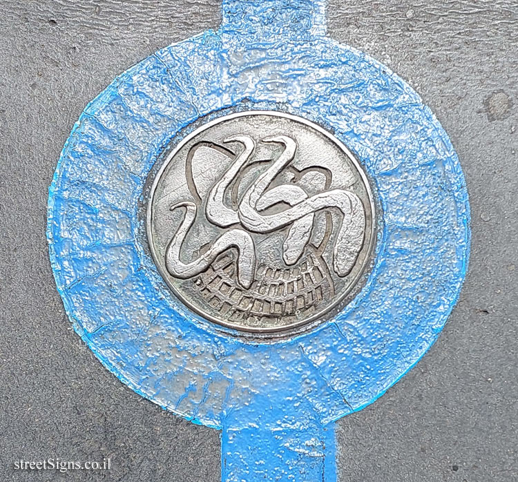 London - Tower Bridge London - The Blue Line of Fame - Hannah Griggs - Cook