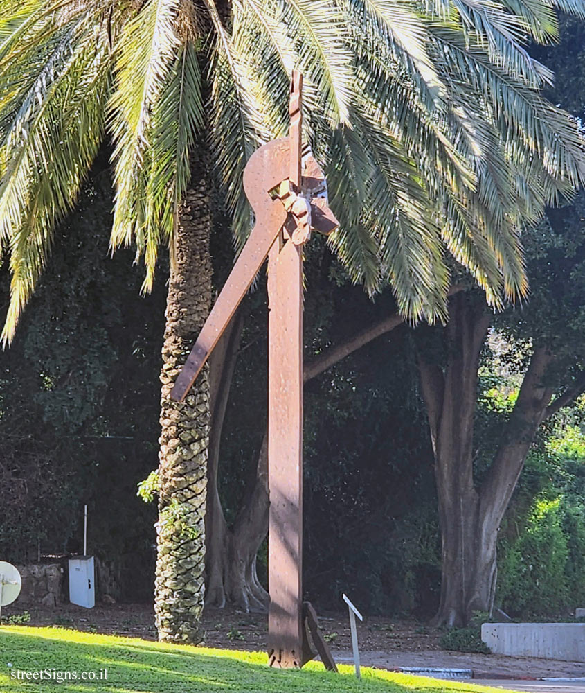 Rehovot - Weizmann Institute of Science - Samaphore - Outdoor sculpture by Yigal Tumarkin - Memorial Plaza, Carmel St 60-68, Rehovot, Israel