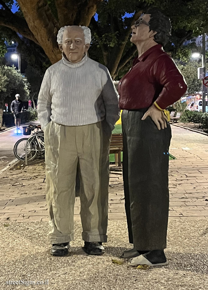 Tel Aviv - "Paula and David Ben-Gurion" - Outdoor sculpture by Shira Zelwer - Sderot Ben Gurion 15, Tel Aviv-Jaffa, Israel