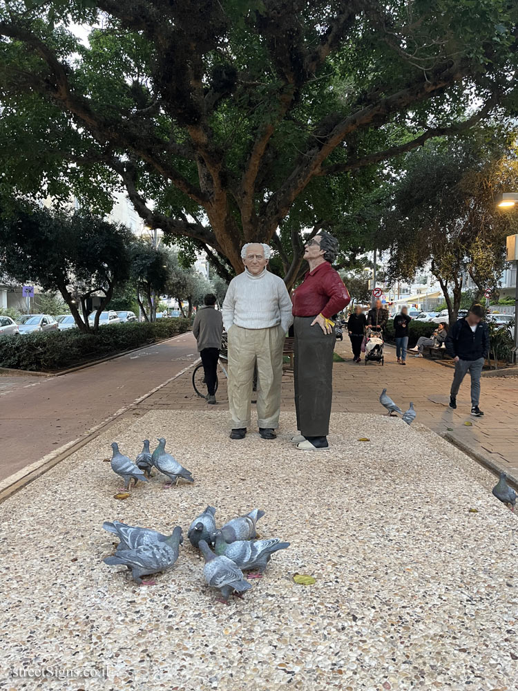 Tel Aviv - "Paula and David Ben-Gurion" - Outdoor sculpture by Shira Zelwer - Sderot Ben Gurion 15, Tel Aviv-Jaffa, Israel