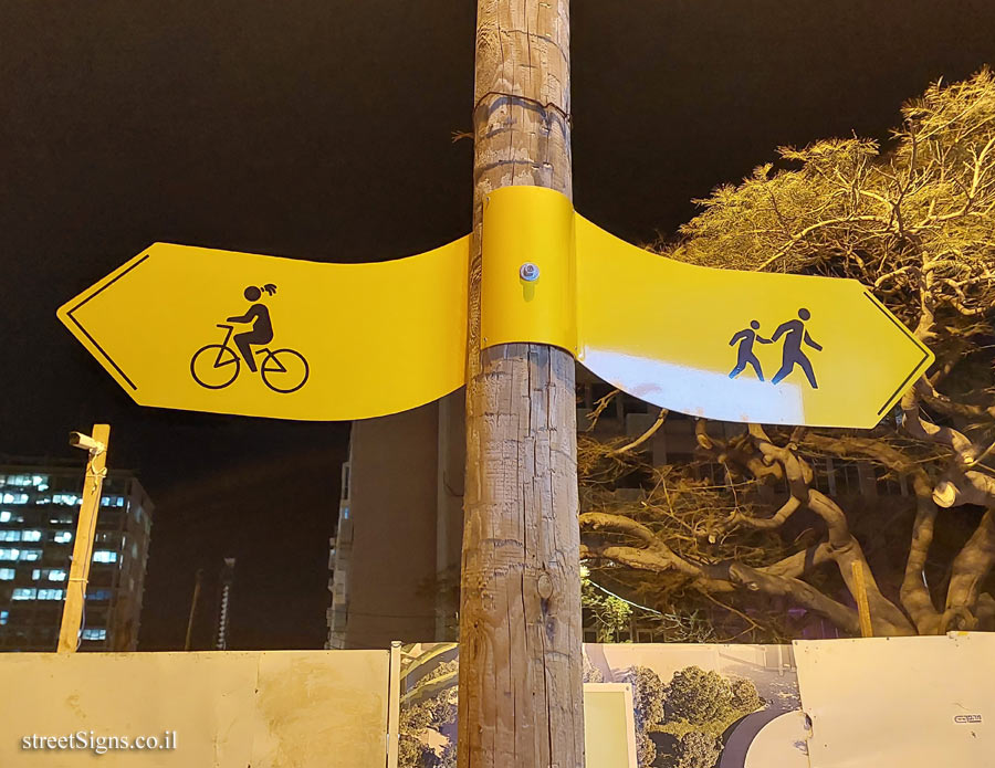 Tel Aviv - Temporary direction signs - 68 Shlomo Ibn Gvirol St., Tel Aviv-Yafo, Israel