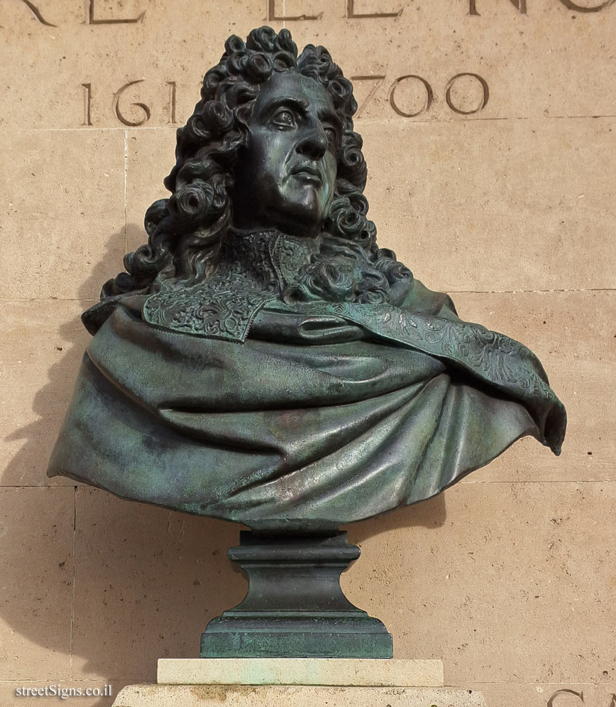 Paris - A commemorative statue of the landscape architect André Le Nôtre in the Tuileries Gardens - Fer à Cheval, 75001 Paris, France