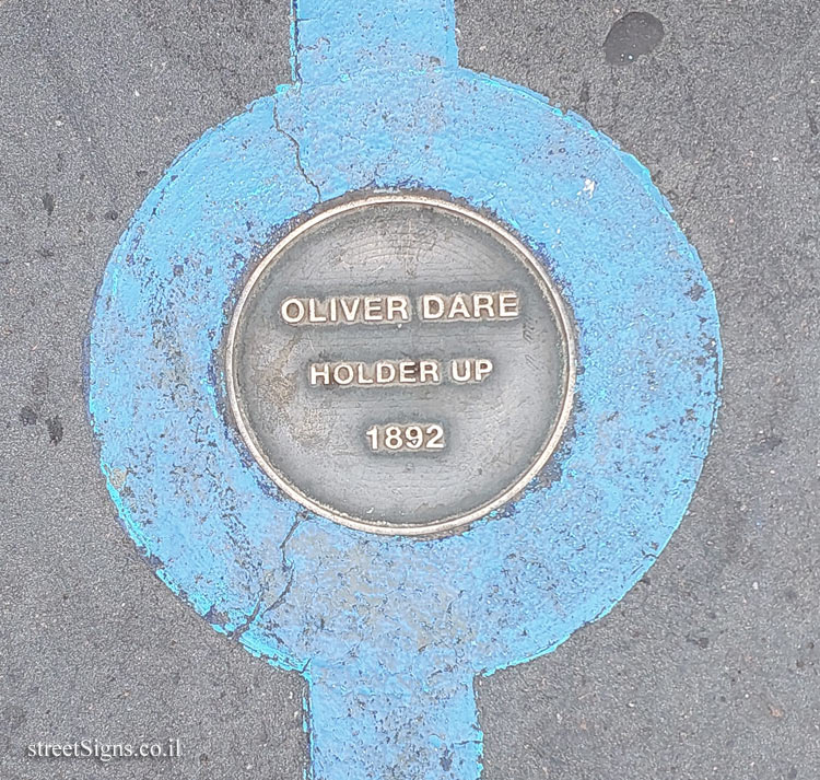 London - Tower Bridge London - The Blue Line of Fame - Oliver Dare - Holder Up