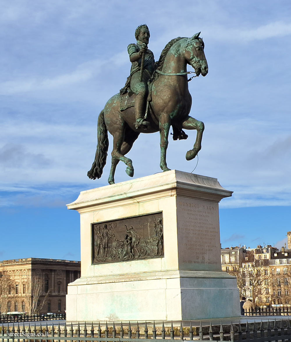Paris - Statue of King Henry IV of France riding his horse - 15 Pl. du Pont Neuf, 75001 Paris, France