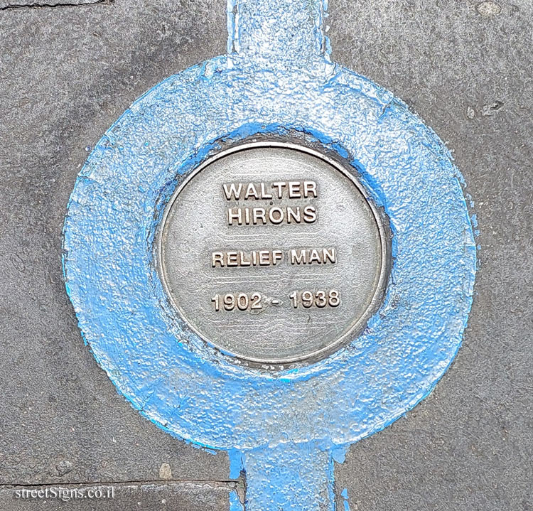 London - Tower Bridge London - The Blue Line of Fame - Walter Hirons - Relief Man