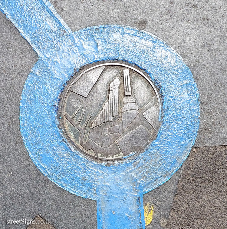 London - Tower Bridge London - The Blue Line of Fame - Walter Hirons - Relief Man