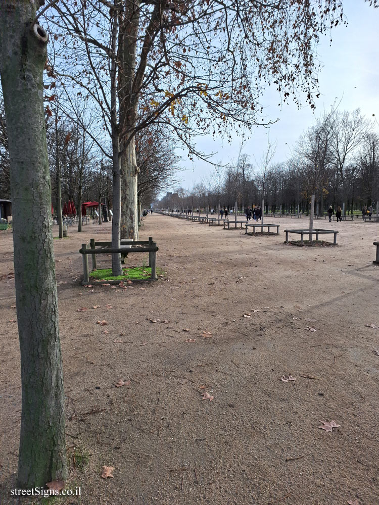 Paris - Tuileries Gardens - direction sign - the central passage