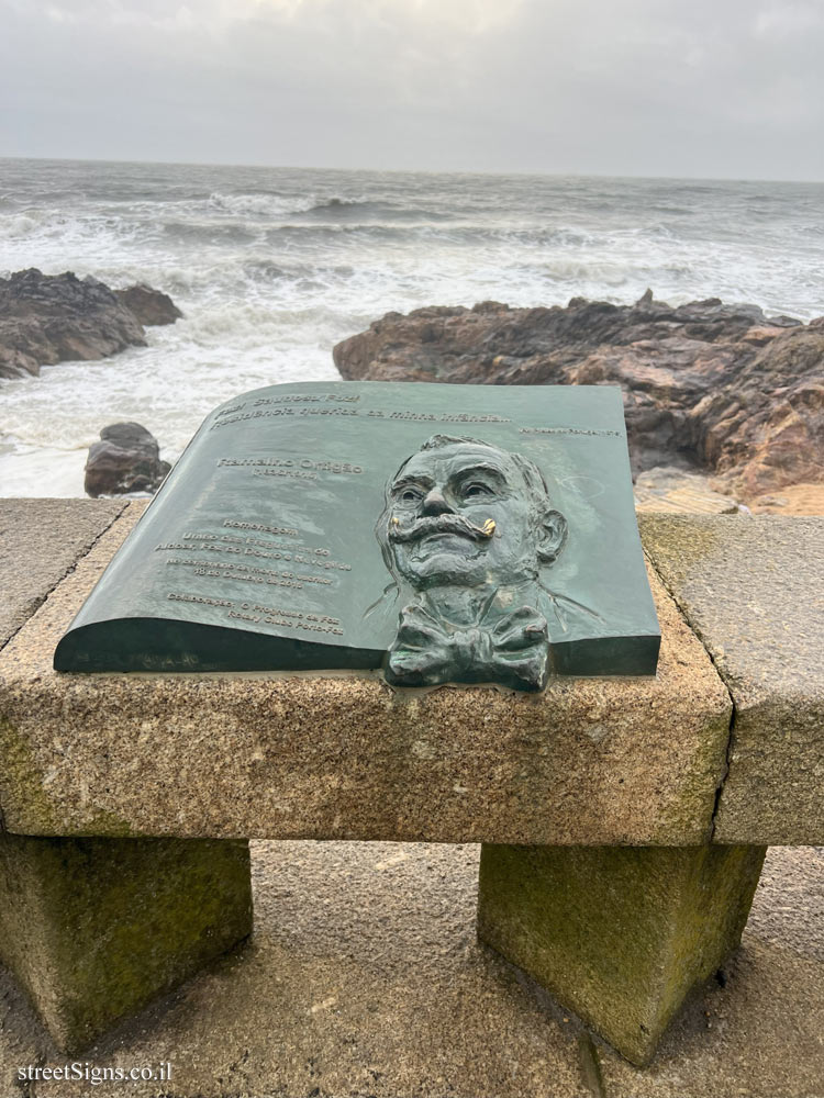 Porto-commemorative plaque for the writer Ramalho Ortigão on the 100th anniversary of his death - R. Cel. Raúl Peres 38, 4150-671 Porto, Portugal