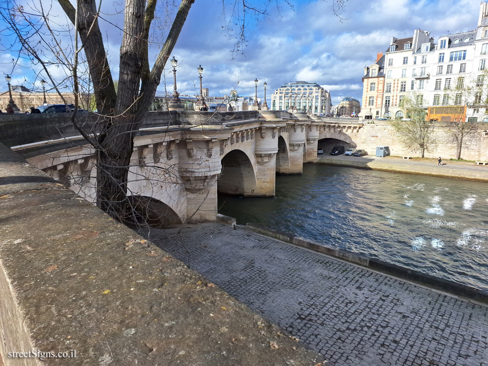 Paris - History of Paris - On the Pont Neuf - Pont Neuf - Quai des Grands Augustins, 75006 Paris, France