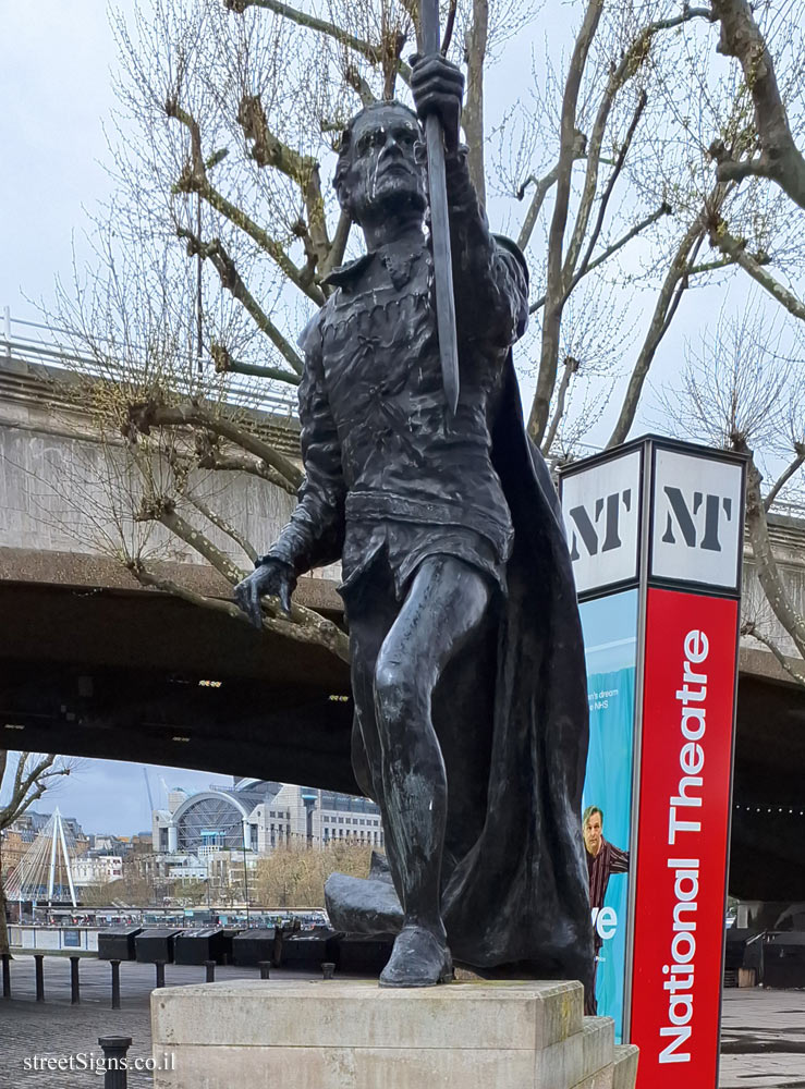 London - Laurence Olivier statue - Theatre Ave, London SE1 9PX, UK