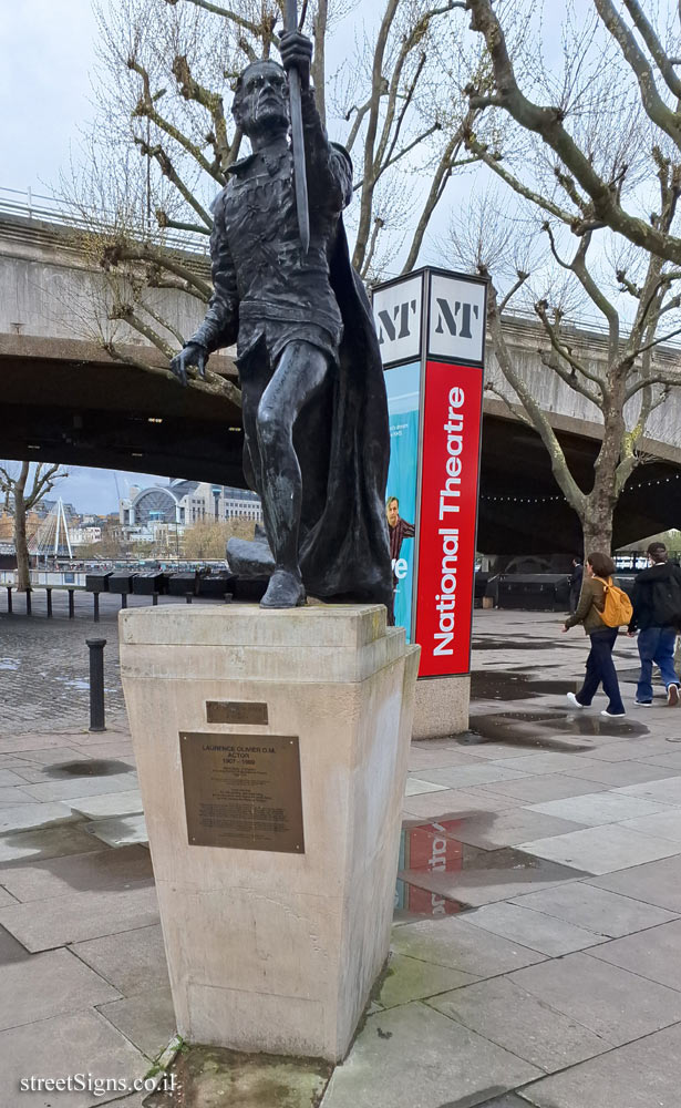 London - Laurence Olivier statue - Theatre Ave, London SE1 9PX, UK