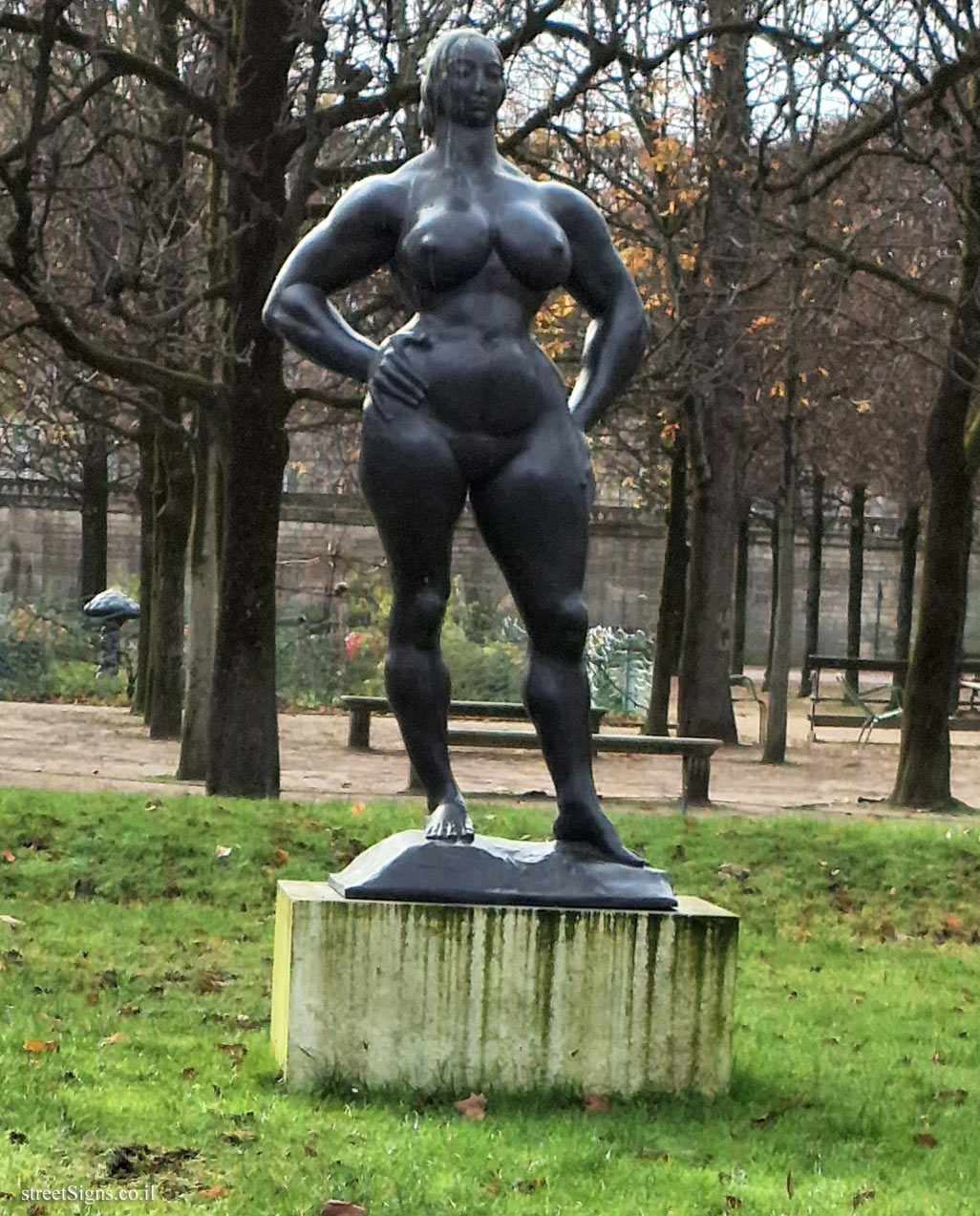 Paris - Tuileries Gardens "Standing Woman" outdoor sculpture by Gaston Lachaise - Louvre - Tuileries, Paris, צרפת