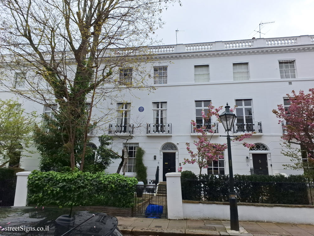 London - Commemorative plaque in the house where the photographer Cecil Beaton lived - 8 Pelham Pl, South Kensington, London SW7 2NH, UK