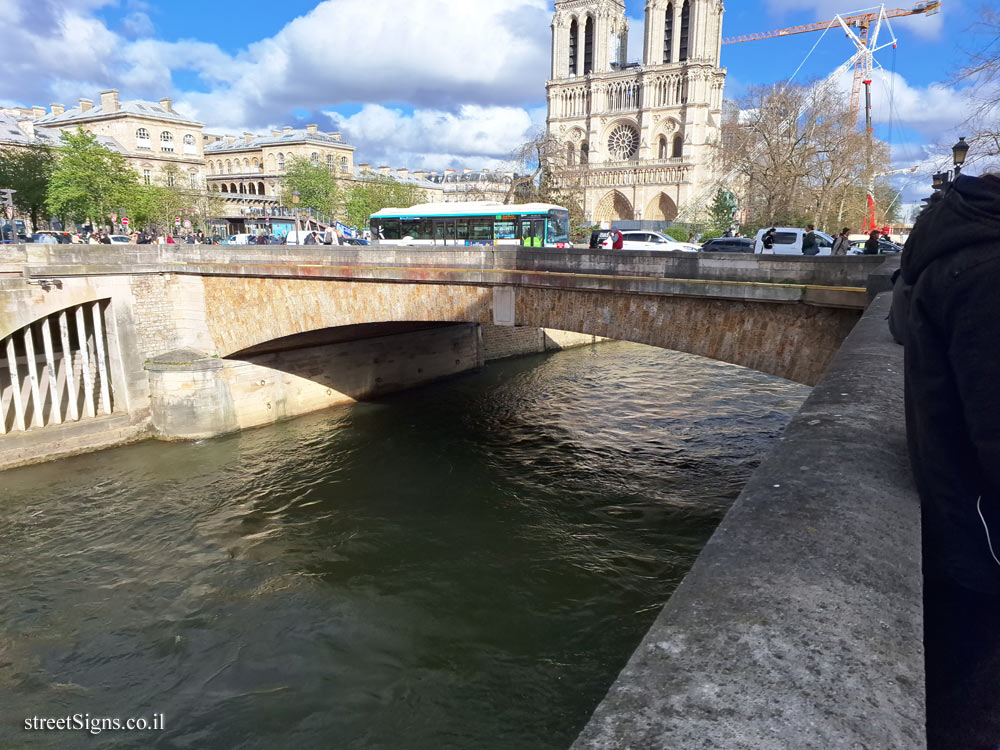 Paris - Petit Pont - 19 Petit Pont - Cardinal Lustiger, 75004 Paris, France