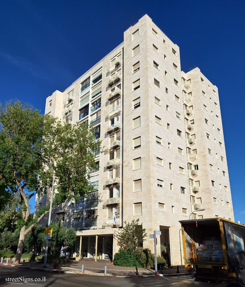 Moshe Dor - Plaques of artists who lived in Tel Aviv - Brodetsky St 11, Tel Aviv-Yafo, Israel