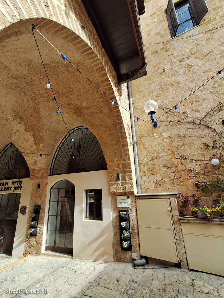 Yona Lotan - Plaques of artists who lived in Tel Aviv - Mazal Arieh St 19, Tel Aviv-Yafo, Israel