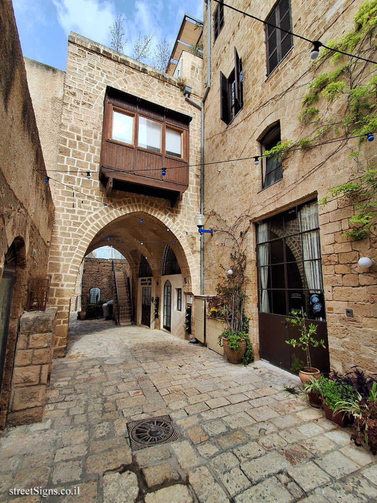 Yona Lotan - Plaques of artists who lived in Tel Aviv - Mazal Arieh St 19, Tel Aviv-Yafo, Israel