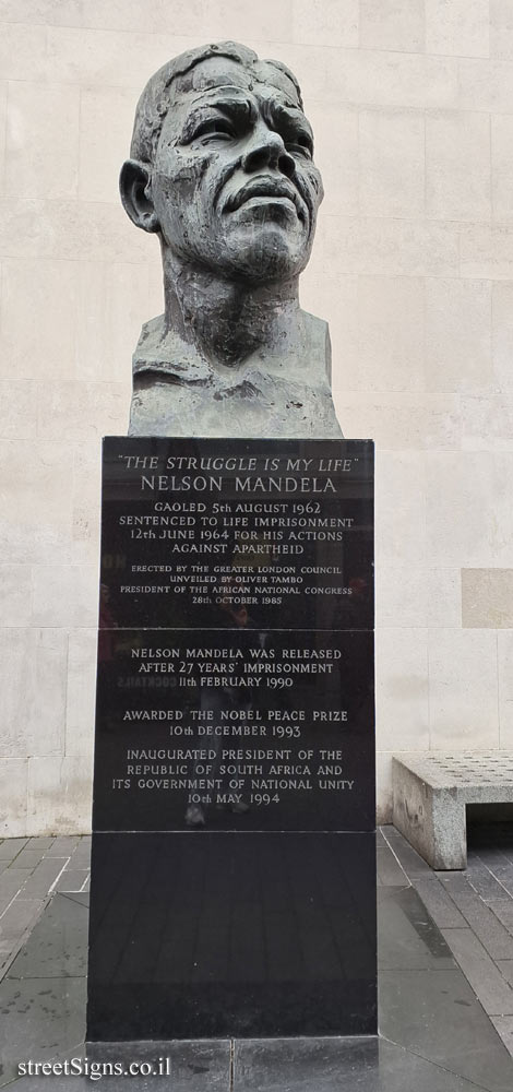 London - Bust of Nelson Mandela - 30 The Queen’s Walk, London SE1 8XX, UK