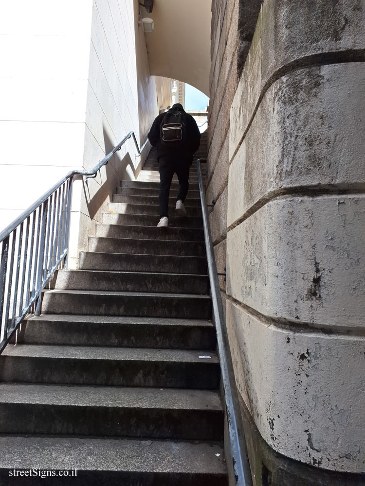 London - Stairs and arch from London Bridge in 1831 - 1-3 Tooley St, London SE1 2PF, UK