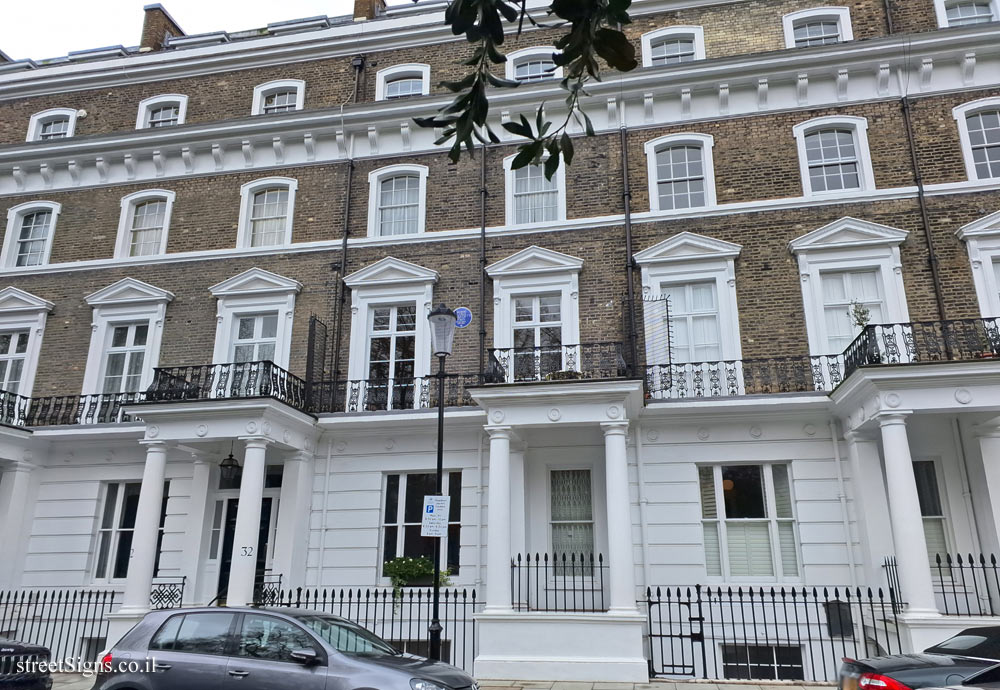 London - commemorative plaque in the house where the sculptor Carlo Marochetti lived - 32 Onslow Square, South Kensington, London SW7 3NS, UK
