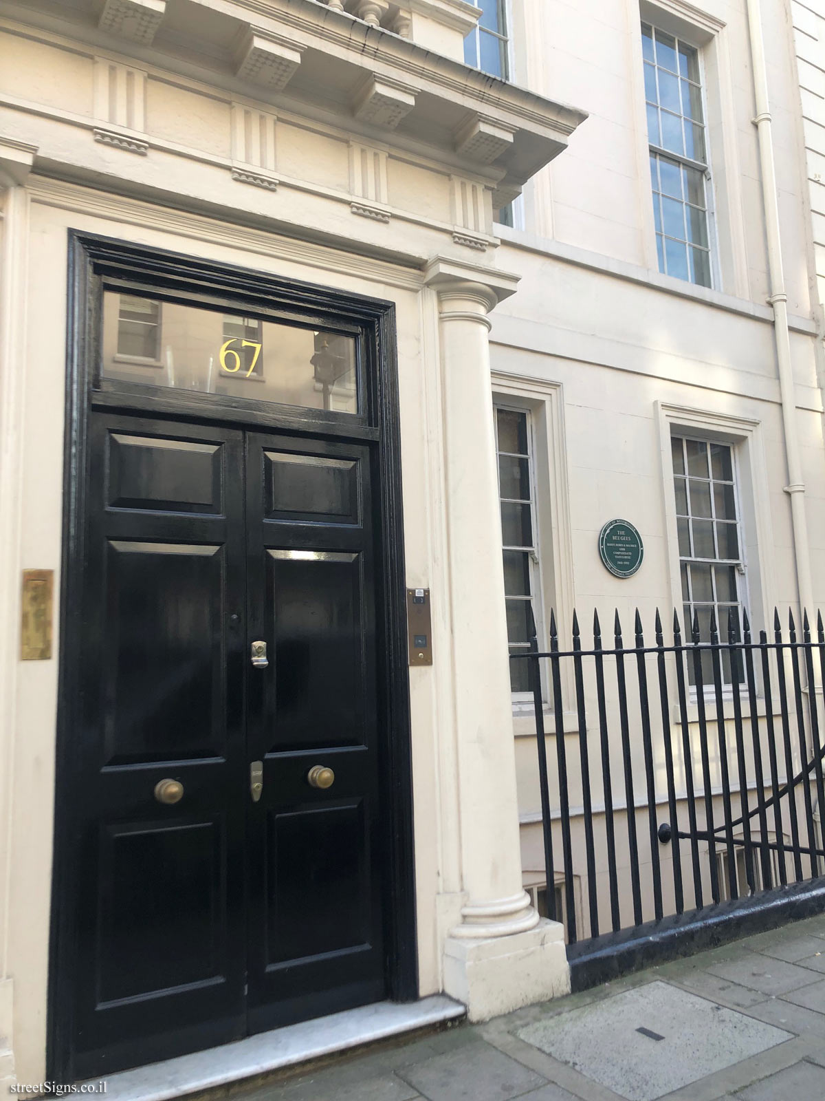 A memorial plaque where members of the Bee Gees band stayed and worked - 67 Brook St, Mayfair, London W1K 4NJ, UK