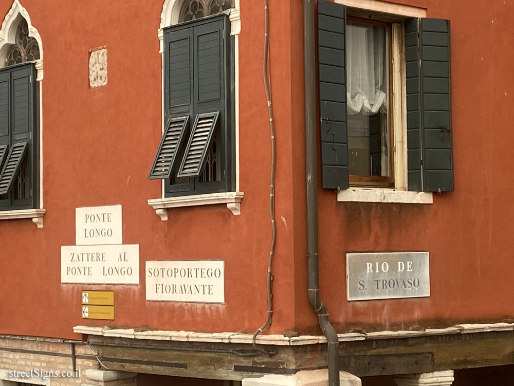 Venice - a large number of street signs - Ponte Longo, Rio de S. Trovaso, 30100, 30123 Venezia VE, Italy