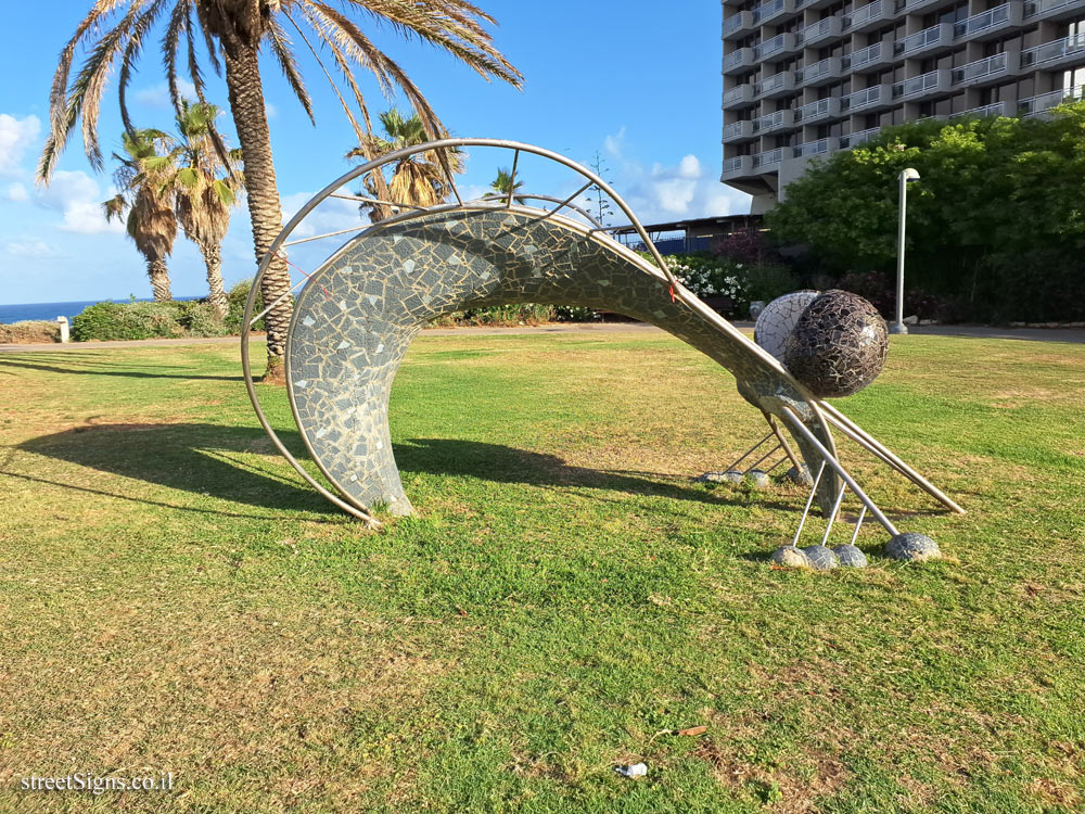 Tel Aviv - "Mosquito" an outdoor sculpture by Ruslan Sergeev - Mish’ol Emanuel Sela 3, Tel Aviv-Jaffa, Israel