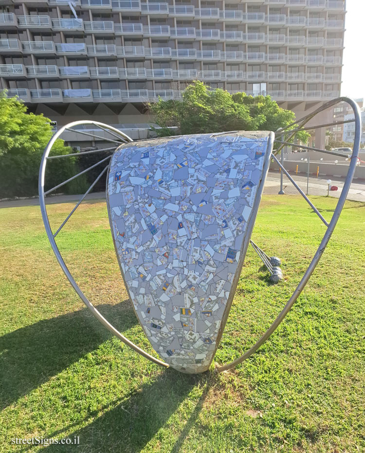 Tel Aviv - "Mosquito" an outdoor sculpture by Ruslan Sergeev - Mish’ol Emanuel Sela 3, Tel Aviv-Jaffa, Israel