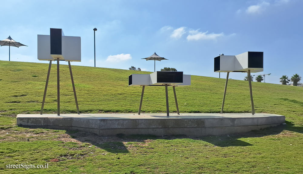 Tel Aviv - "Painters on the Beach" - Outdoor sculpture by Efrat Natan - Midron Yaffo Park, Nemal Yafo St 48, Tel Aviv-Yafo, Israel