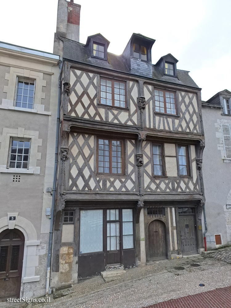Blois - The Acrobats’ House - 3B Pl. Saint-Louis, 41000 Blois, France