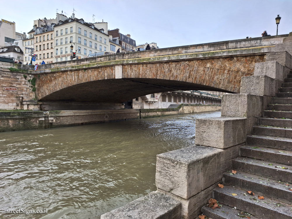 Paris - Petit Pont - 19 Petit Pont - Cardinal Lustiger, 75004 Paris, France