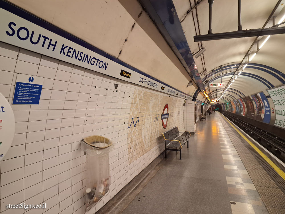 London - South Kensington Underground Station - Station interior - 9 Pelham St, South Kensington, London SW7 2ND, UK
