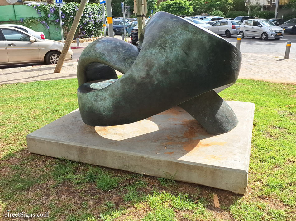Tel Aviv - "Embrace, Amnon and Tamar" - Outdoor sculpture by Mira Recanati - Kehilat Cleveland St 4, Tel Aviv-Yafo, Israel