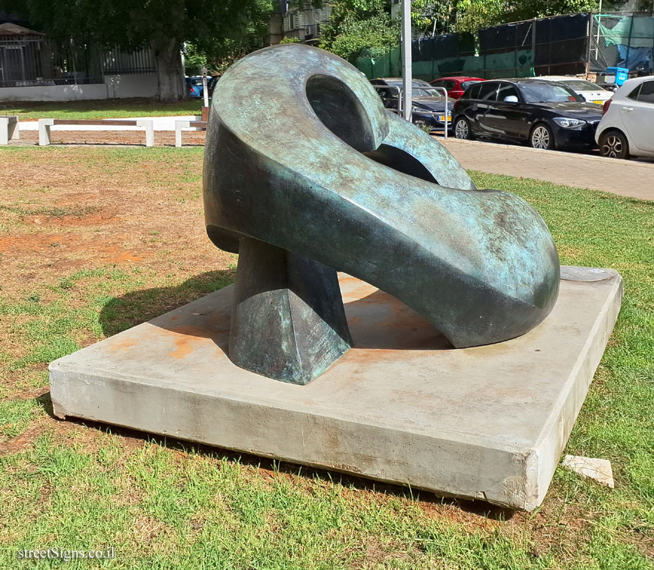 Tel Aviv - "Embrace, Amnon and Tamar" - Outdoor sculpture by Mira Recanati - Kehilat Cleveland St 4, Tel Aviv-Yafo, Israel