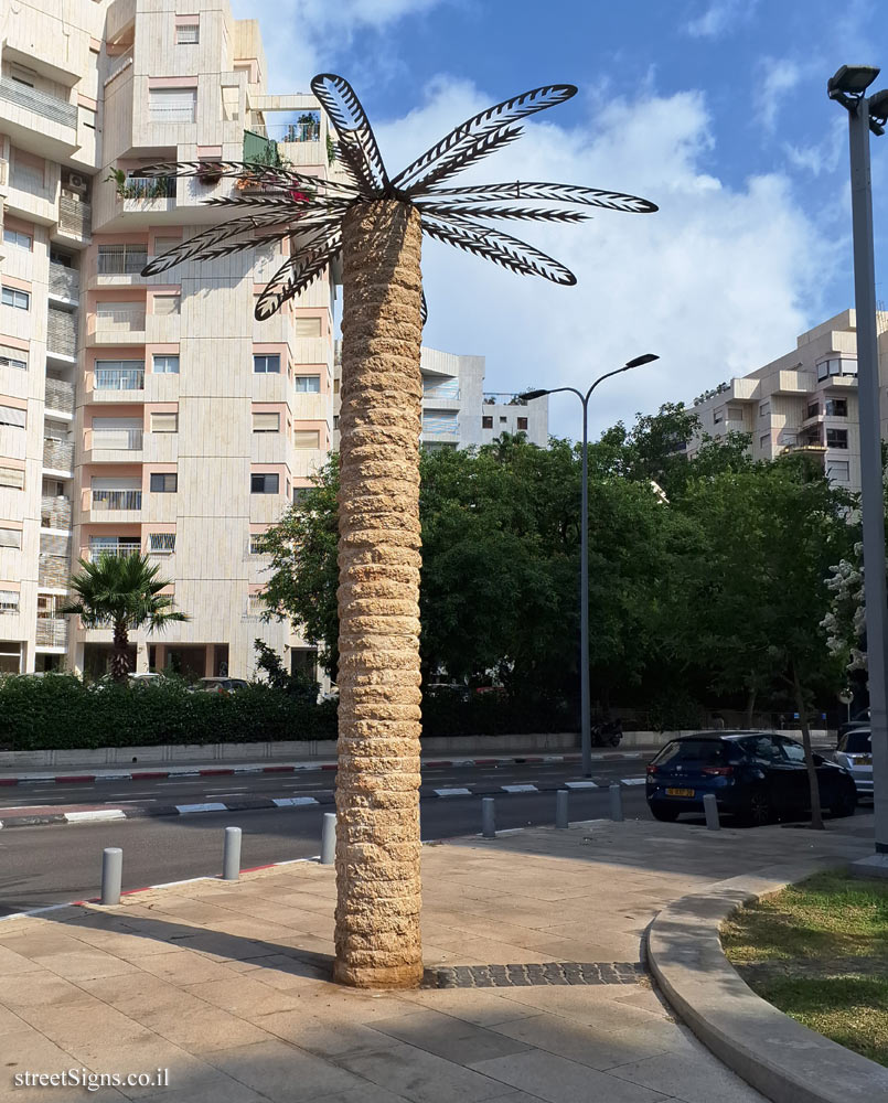 Tel Aviv - "Tree - Soldier, Tree - Helicopter" - Outdoor sculpture by Ami Levi - Shlomo Ben Yosef St 2, Tel Aviv-Yafo, Israel