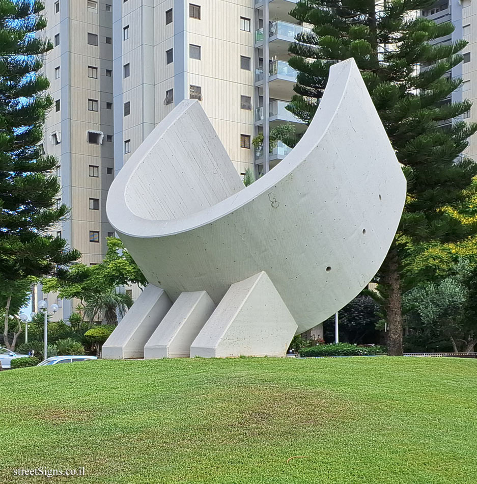 Tel Aviv - "Tilted Power-Field" - Outdoor sculpture by Ezra Orion - Avshalom Khaviv St 2, Tel Aviv-Yafo, Israel