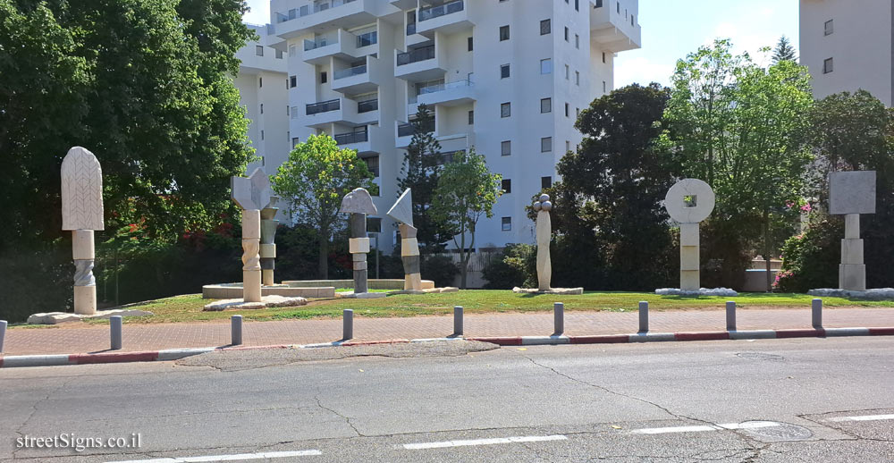 Tel Aviv - "Bustan Batim" - Outdoor sculpture by Siona Shimshi - Uri Tsvi Grinberg St, Tel Aviv-Jaffa, Israel
