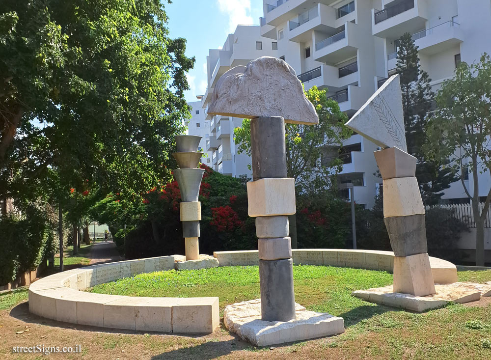 Tel Aviv - "Bustan Batim" - Outdoor sculpture by Siona Shimshi - Uri Tsvi Grinberg St, Tel Aviv-Jaffa, Israel