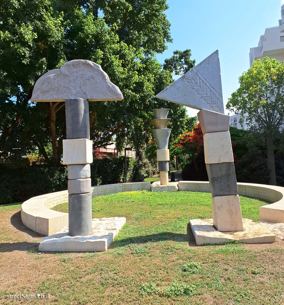 Tel Aviv - "Bustan Batim" - Outdoor sculpture by Siona Shimshi - Uri Tsvi Grinberg St, Tel Aviv-Jaffa, Israel