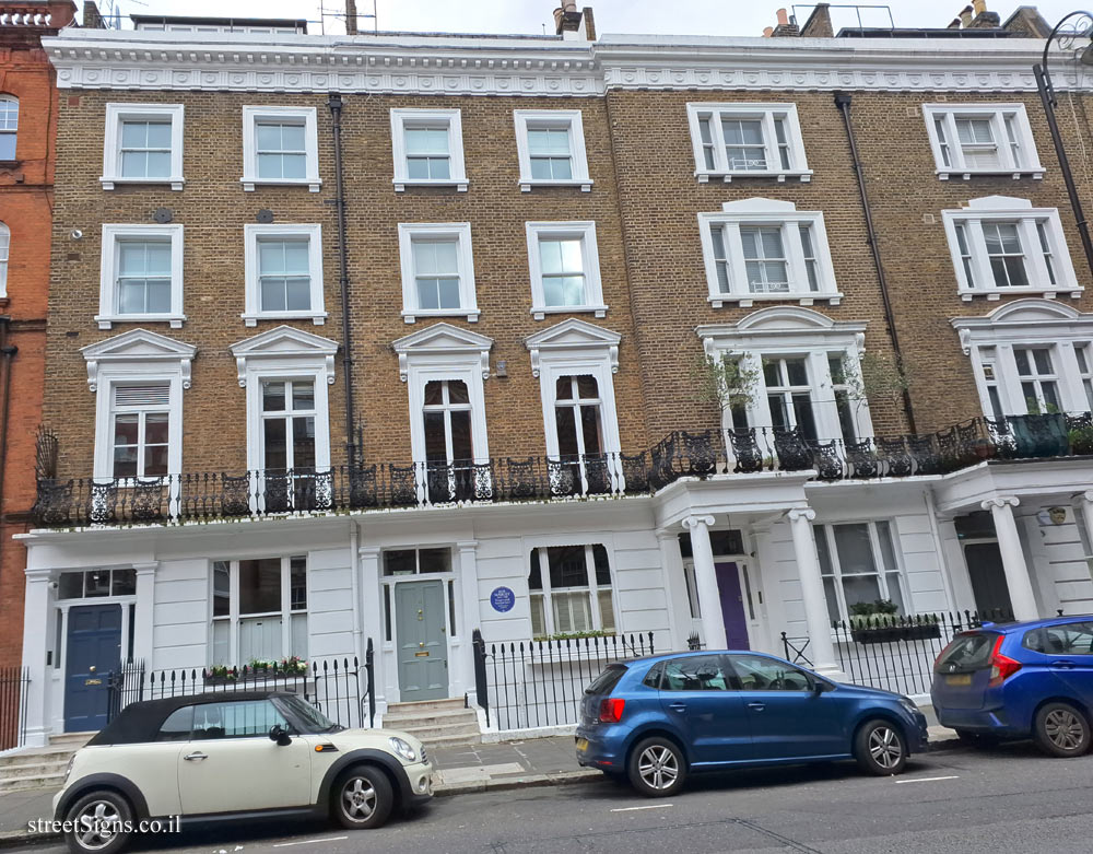 London - Commemorative plaque in the house where the musician Bob Marley lived - 42 Oakley St, London SW3 5HF, UK
